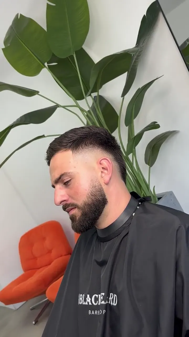 Buzz cut dégradé, cape Blackbeard Academy