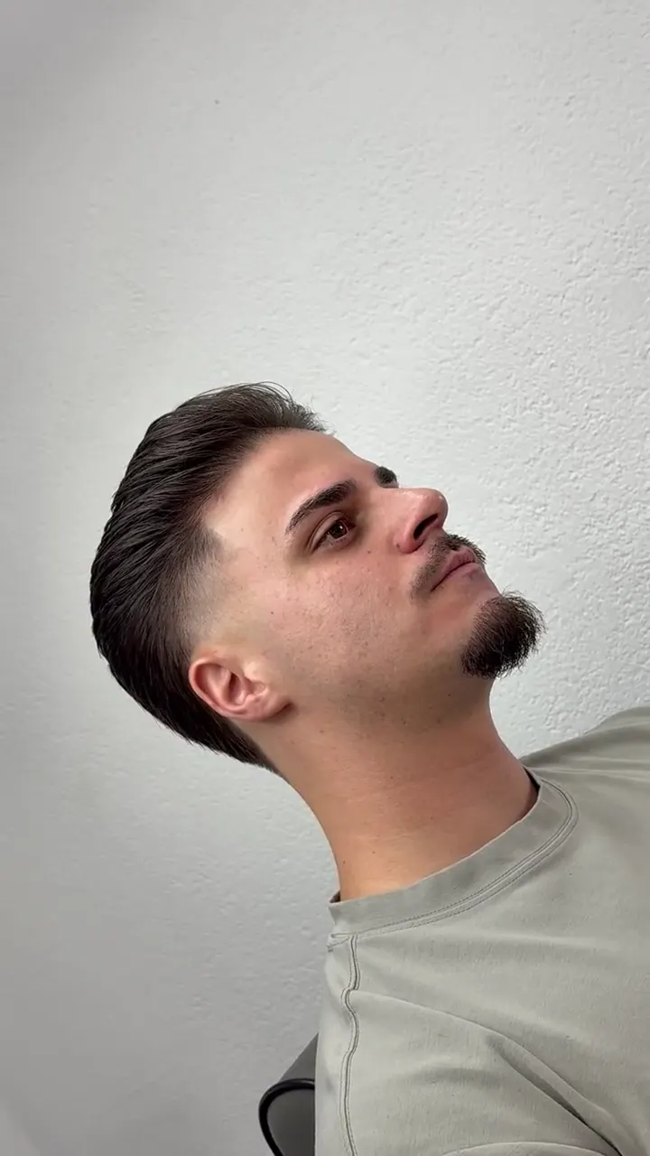 Coupe coiffée en arrière, profil