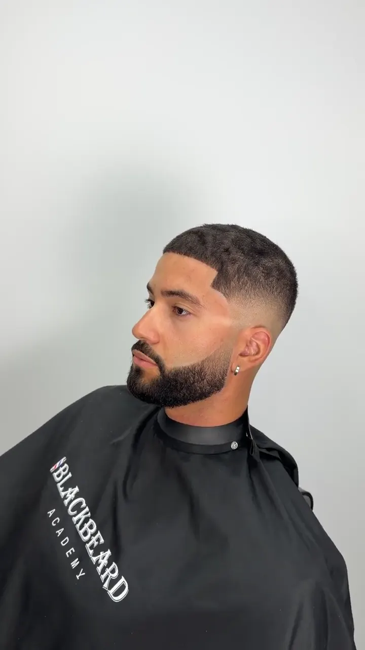 Fade et barbe, finition sous la cape Academy